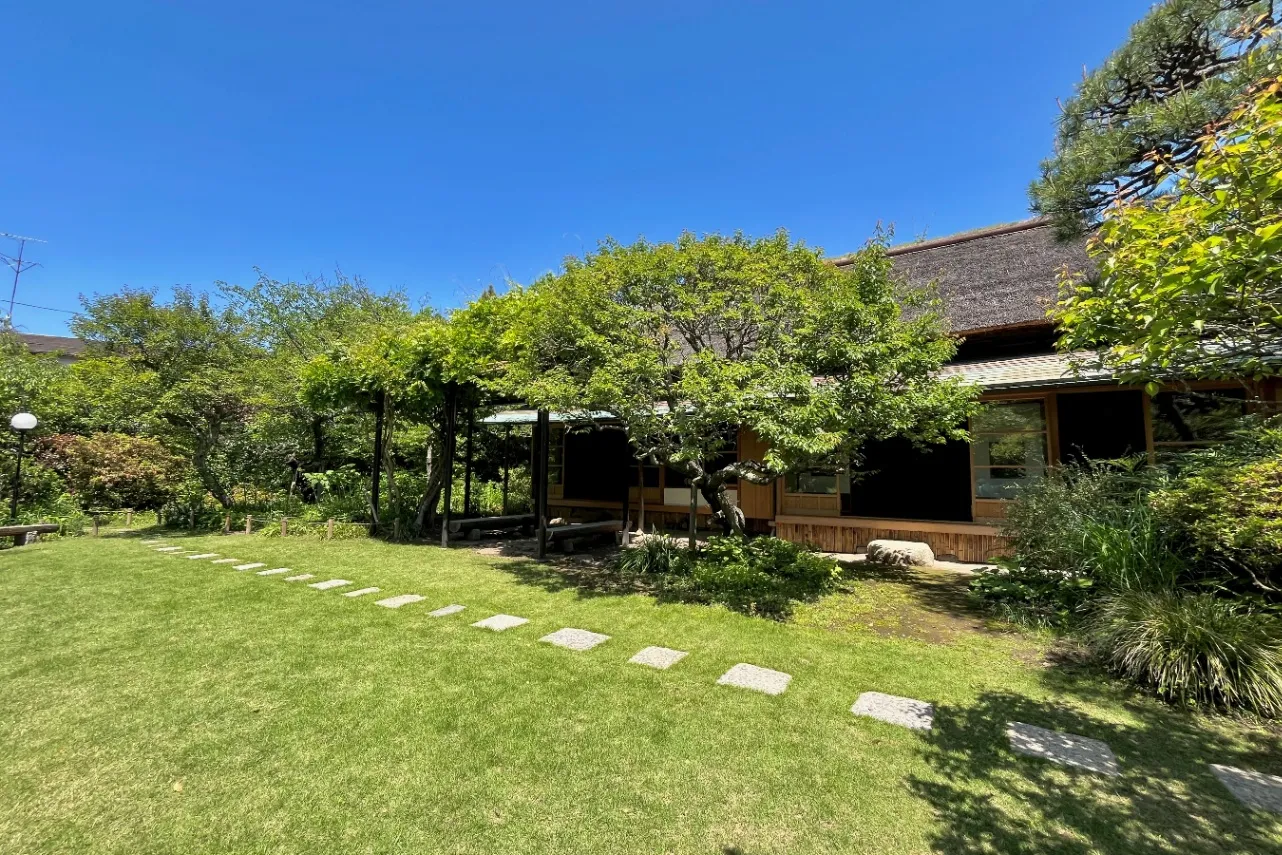 鎌倉の穴場スポット！文豪ゆかりの歴史的建造物「旧大佛次郎茶亭」のお庭を眺めに。_1943102