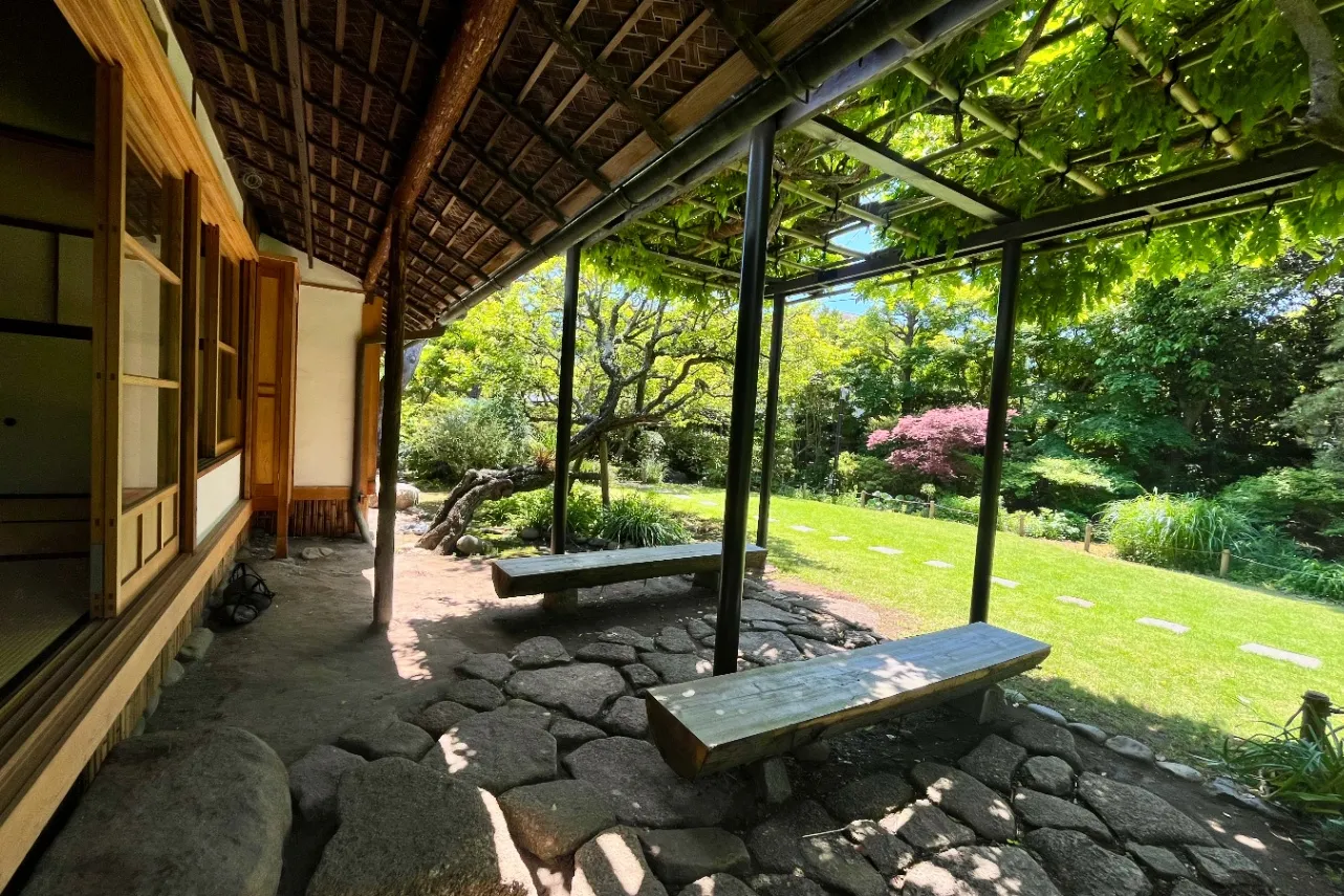 鎌倉の穴場スポット！文豪ゆかりの歴史的建造物「旧大佛次郎茶亭」のお庭を眺めに。_1943107