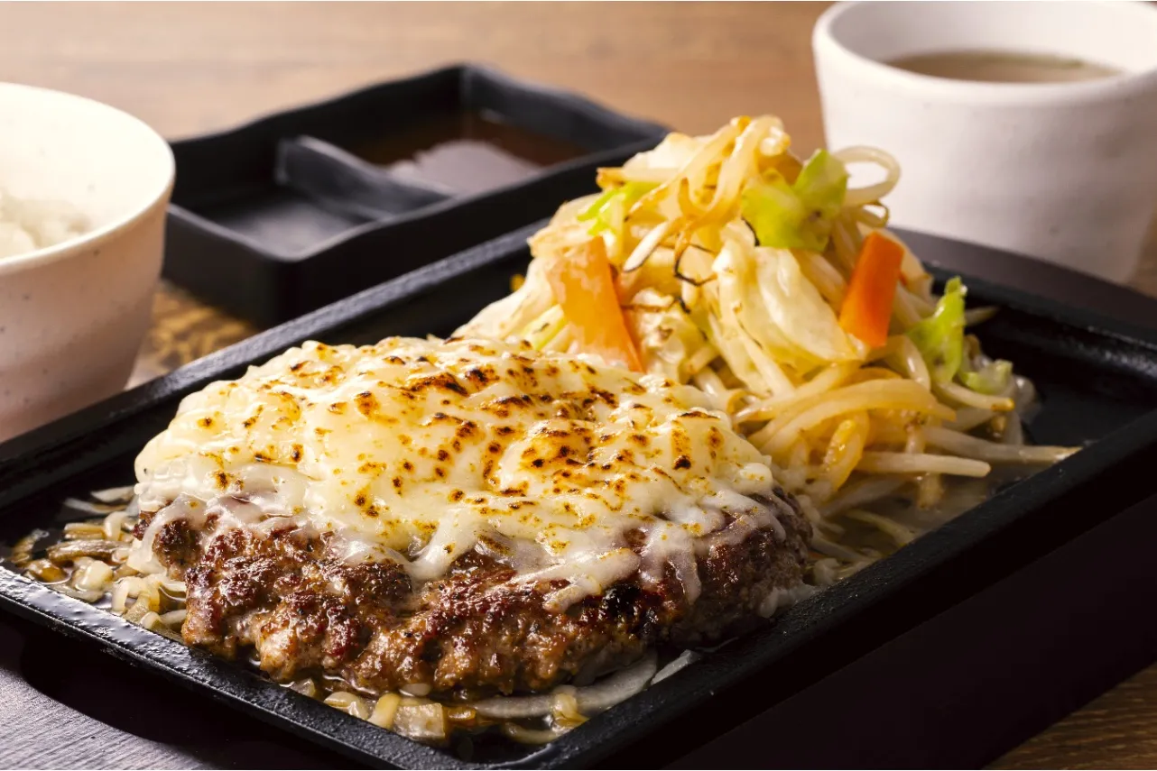 ▲「チーズスマッシュバーグ定食」