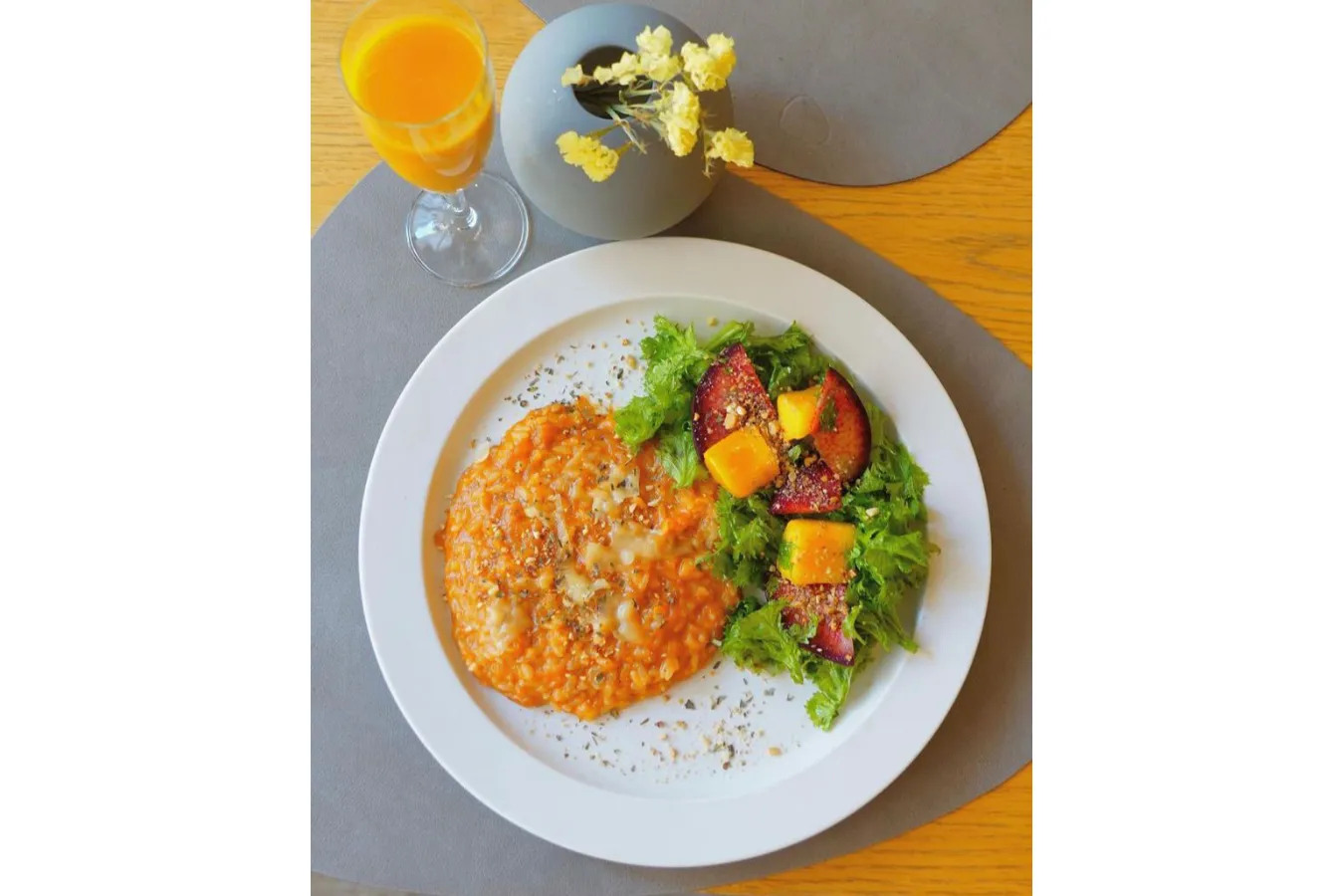 ▲「スープカレーリゾット&季節のフルーツ添えサラダ」(1,180円)※写真はイメージ、現在の内容と一部異なります