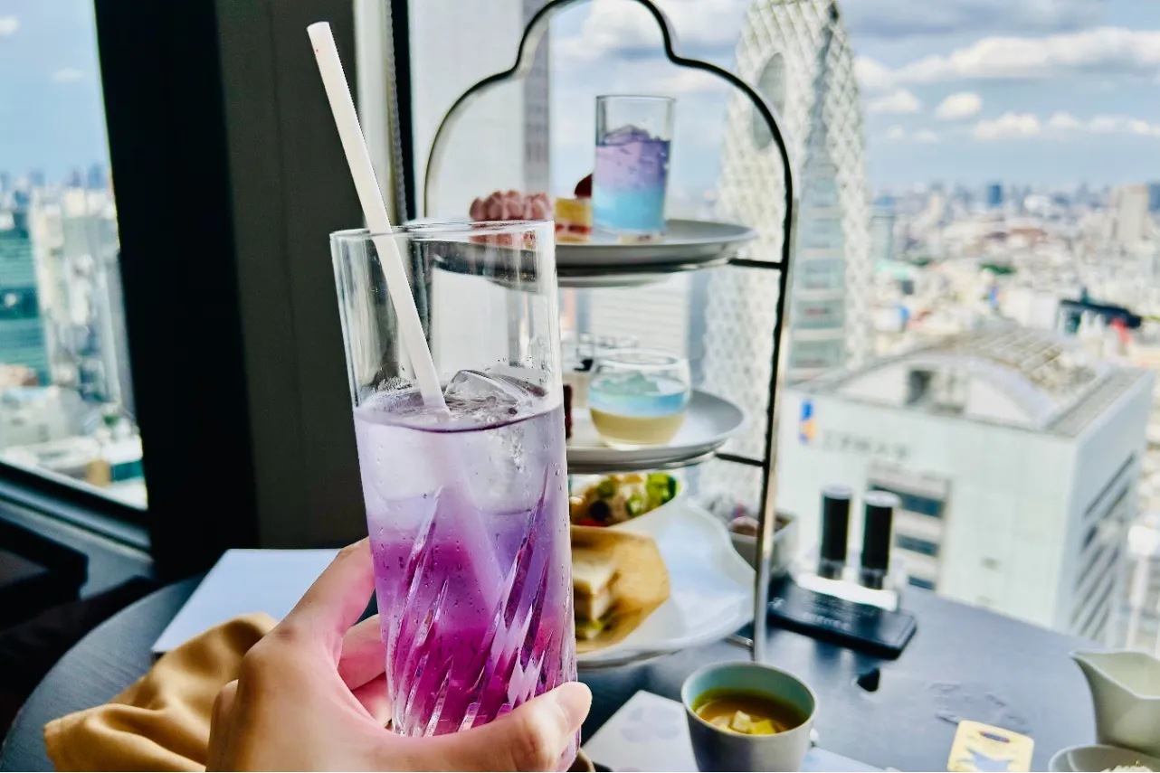 ▲水色だったアイスティーが紫色に早変わり!