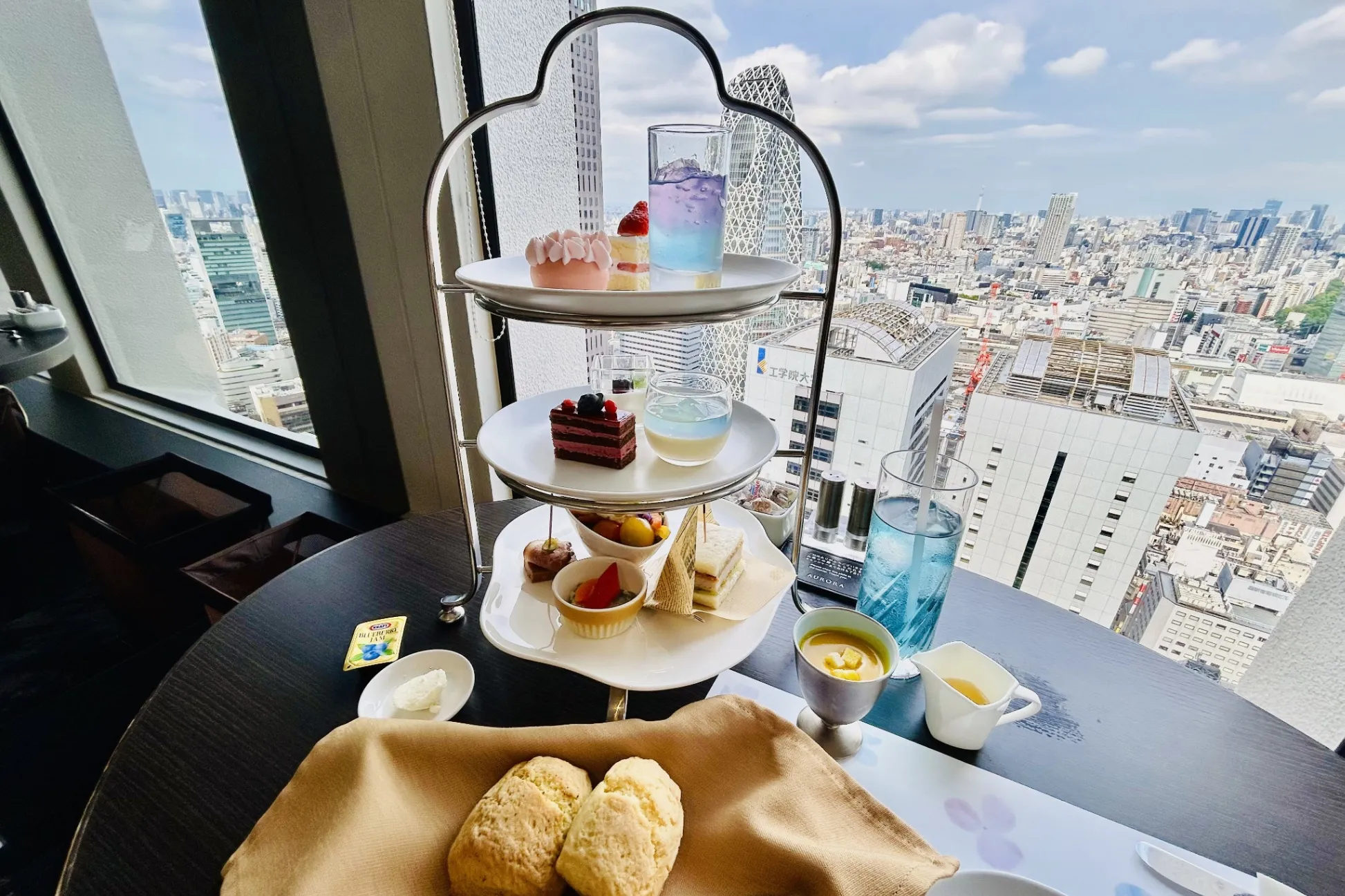 「京王プラザホテル」の紫陽花アフタヌーンティーを体験レポ！色彩変化が楽しめるドリンクも