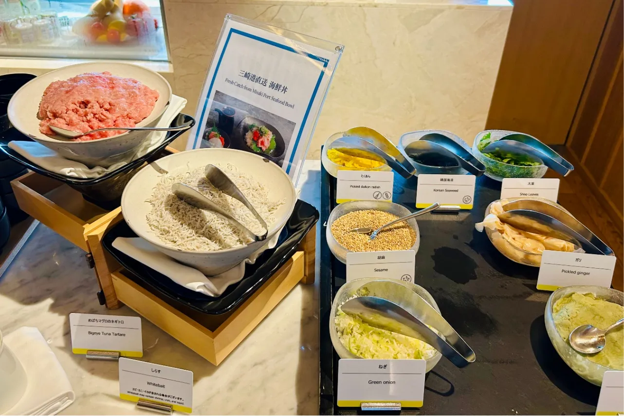 ▲三崎港直送の食材で海鮮丼が作れるコーナー
