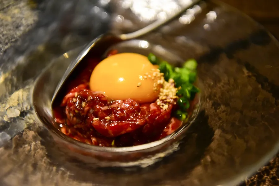 “合法生肉”がヤバすぎる！新鮮極ウマな生肉が楽しめる「2+9」は肉ラバーの天国だった