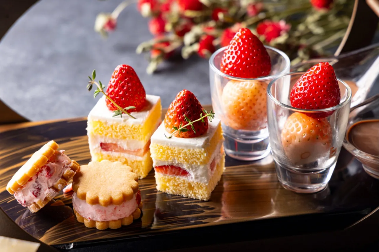 ▲左から「いちごのバターサンド」「いちごショートケーキ」「チョコレートフォンデュ いちご食べ比べ」