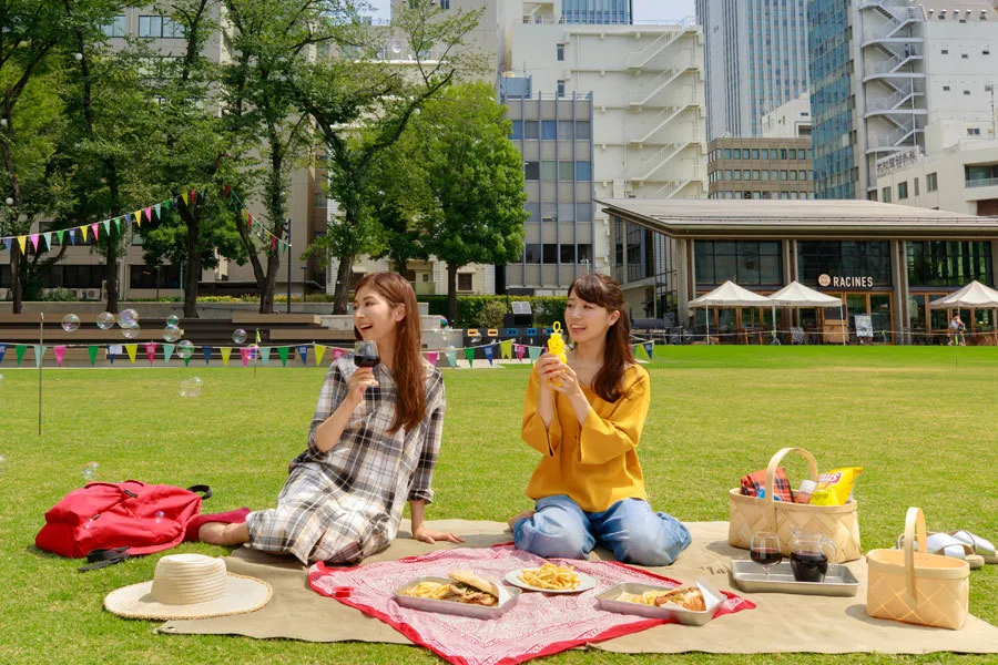 「芝生でごろ寝しよ！」夏のおでかけにぴったりな南池袋公園でおしゃれピクニック