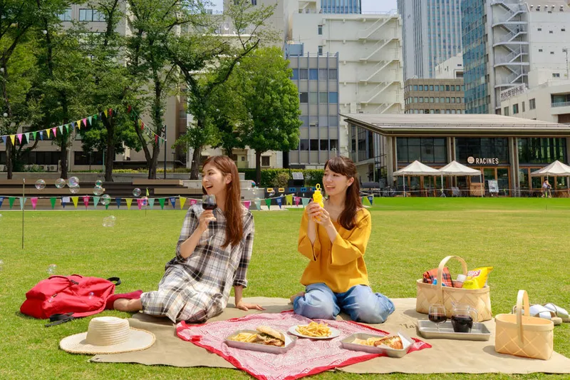 「芝生でごろ寝しよ！」夏のおでかけにぴったりな南池袋公園でおしゃれピクニック
