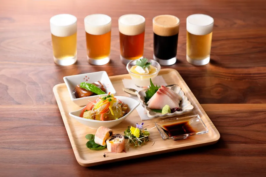 ▲ビールは左から、ピルスナー、ペールエール、アンバー、スタウト、日向夏[発泡酒]（写真提供：霧島酒造）