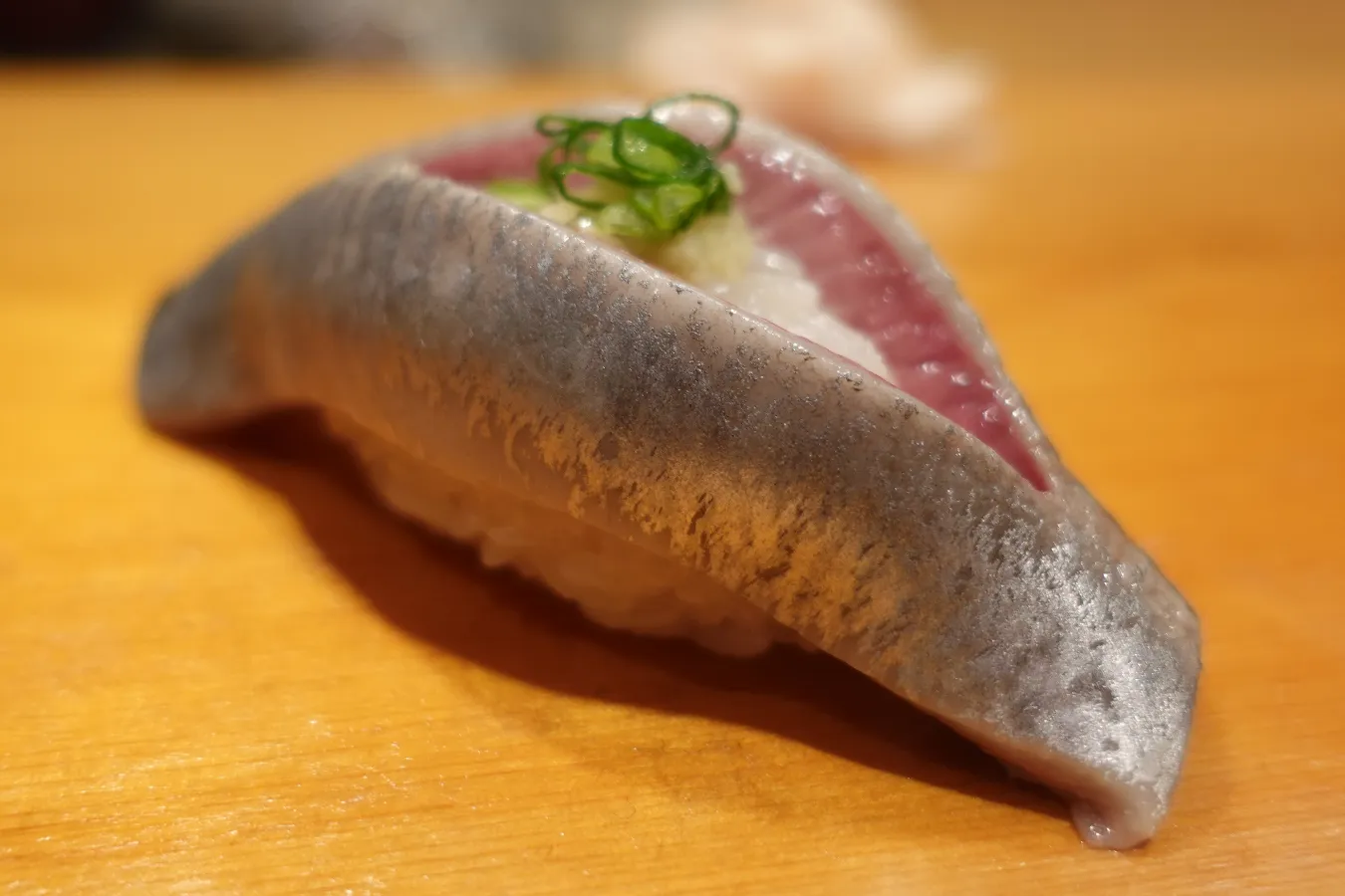 ▲鰯は鮮度バツグンの生の状態で握ります