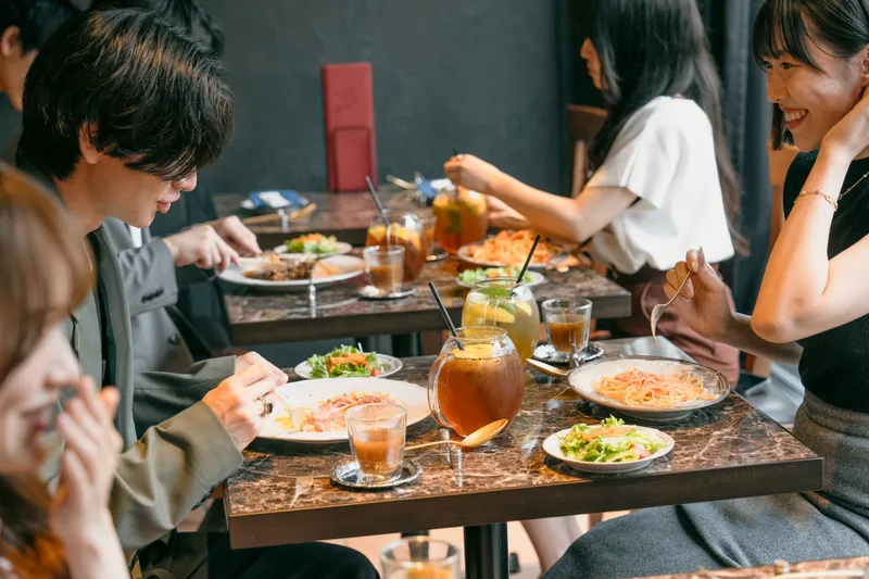 カジュアルフレンチ＆ビストロ「アンティーク シック ブローチ 横浜店」オープン