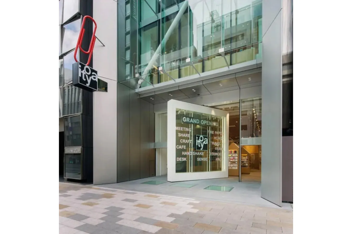 ▲銀座通り側回転扉