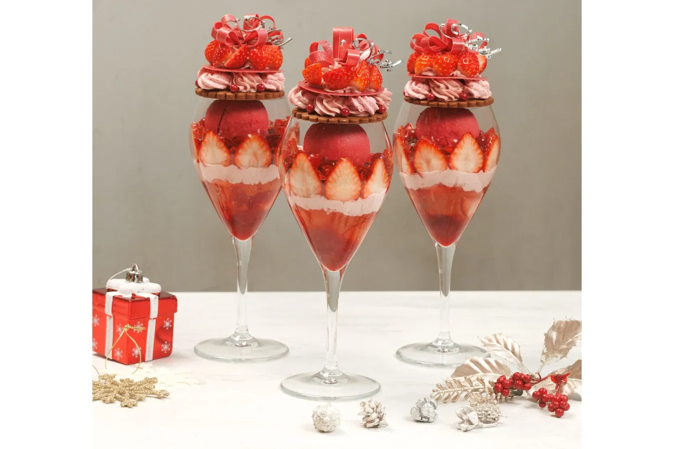 いちご＆ローズ”のクリスマス限定パフェも！新宿「サロン ベイクアンド