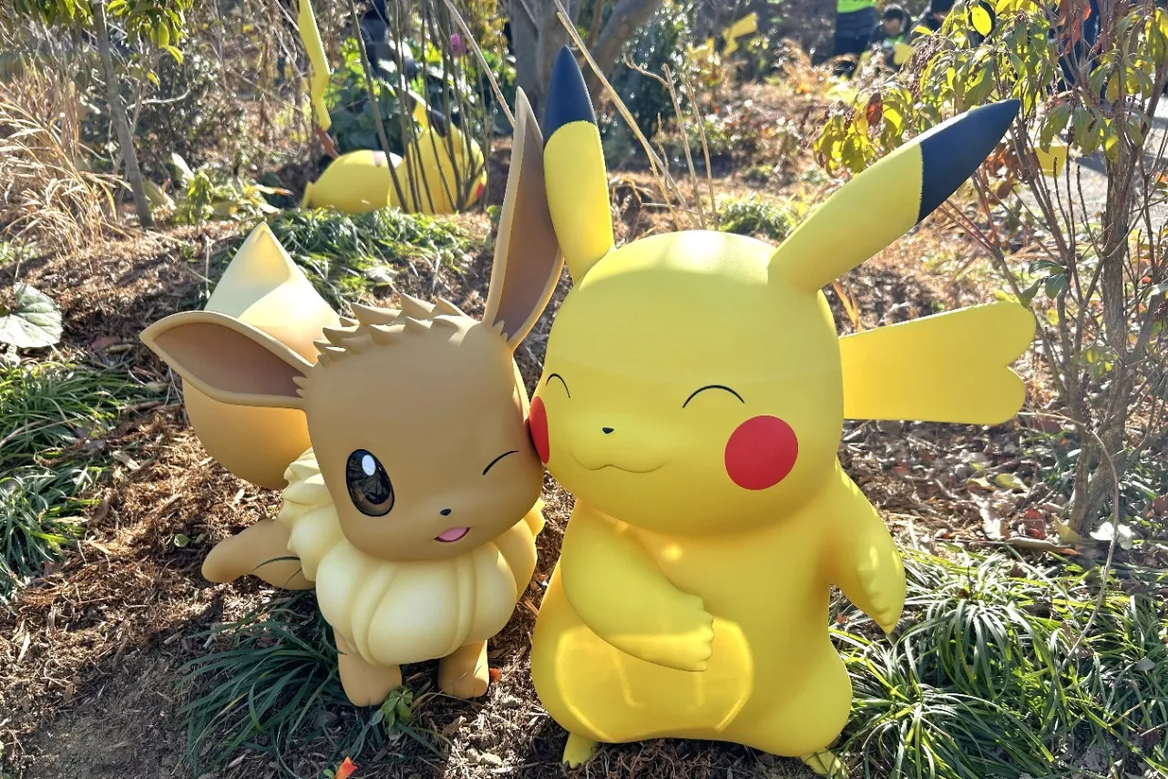 ▲仲良しなイーブイ＆ピカチュウ（撮影：レッツエンジョイ東京編集部）