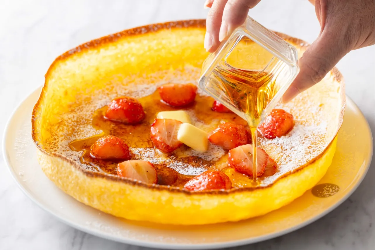 ▲「ジャーマンストロベリーパンケーキ メープルシロップ、バターとともに」
