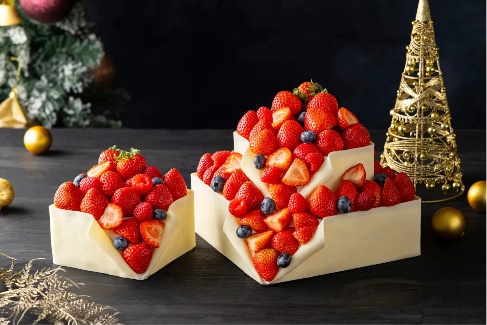 【コンラッド東京】25年クリスマスケーキが登場！“ベリーあふれる”ボックス型ケーキも