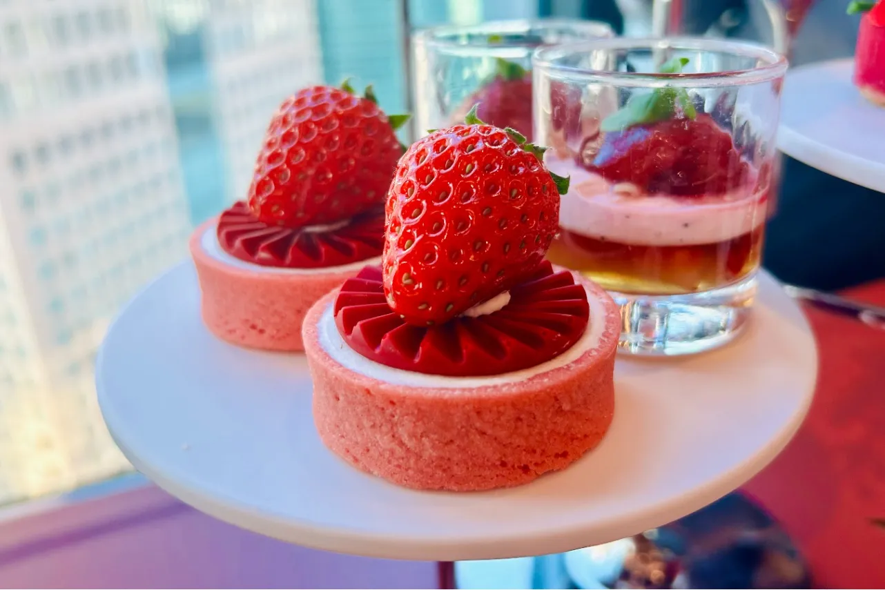 ▲いちごを丸ごと一粒のせた「プラリネとオレンジのタルト いちごチョコレート」（撮影：レッツエンジョイ東京編集部）