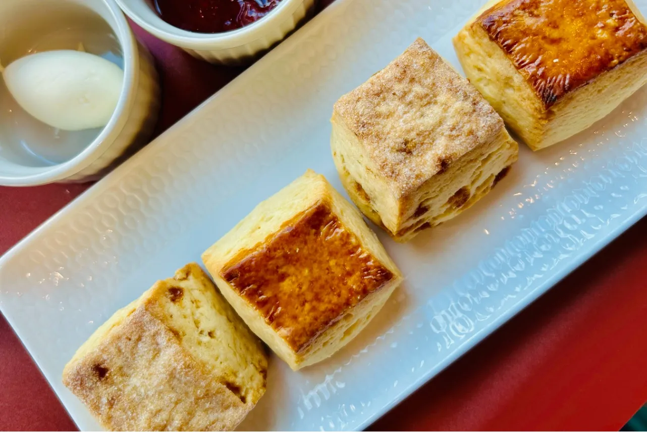 ▲さっくりとした食感の「プレーンスコーン・キャラメルスコーン クロテッドクリーム、いちごジャムを添えて」