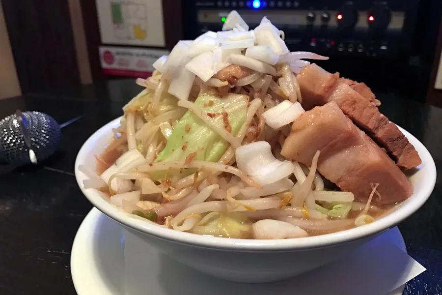 カラオケ店でまさかの「二郎系ラーメン」!? 秋葉原パセラで+150円の“豚ダブル”に挑戦してきた！