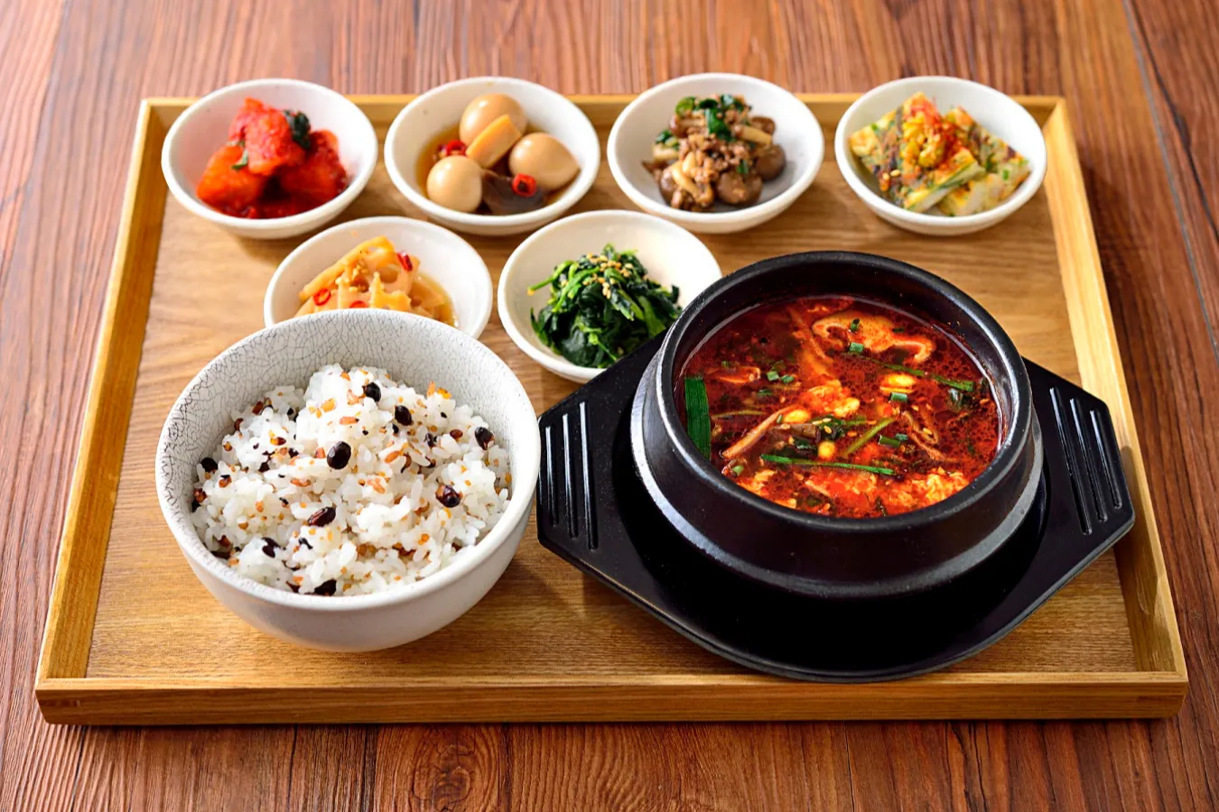▲「選べるスープと五穀米の韓定食」（1,408円）