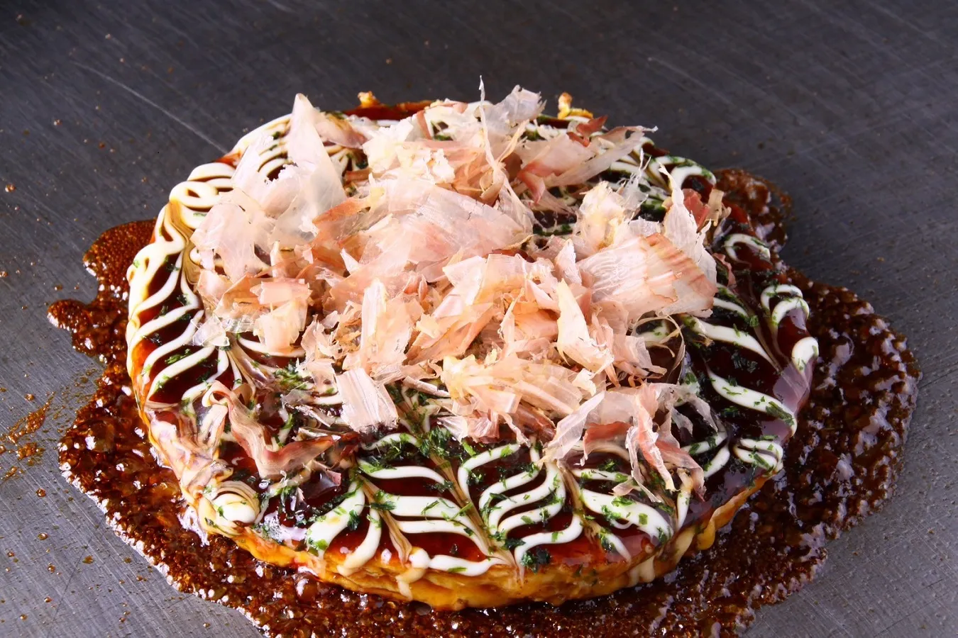 ▲お好み焼きなどを焼く鉄板はカウンターと高さをフラットに設計し、熱まで伝わるようなライブ感を楽しめる