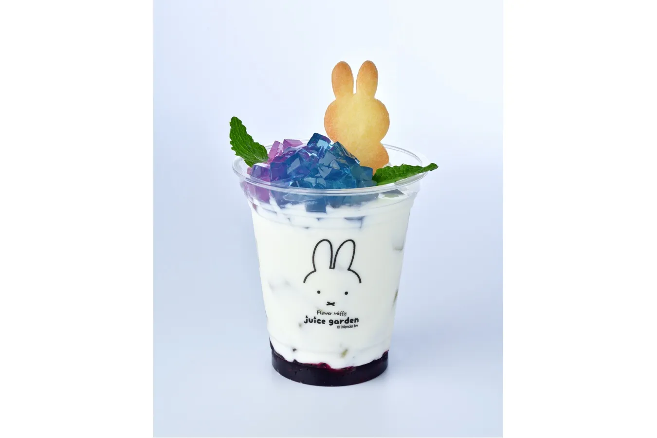 ▲「フラワーミッフィー あじさいヨーグルトドリンク ブルーベリー」Illustrations Dick Bruna Ⓒ copyright Mercis bv,1953-2024　www.miffy.com