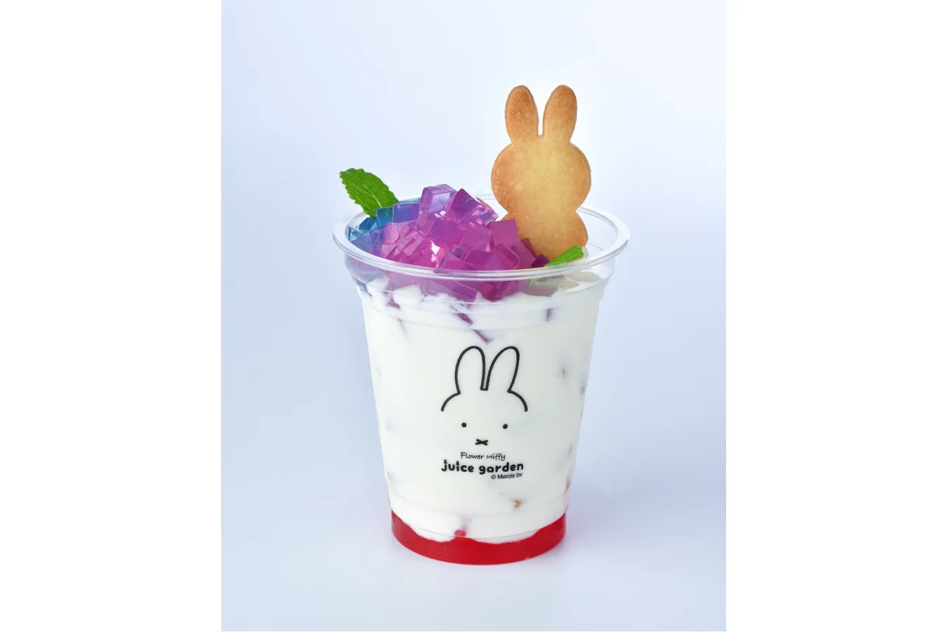 ▲「フラワーミッフィー あじさいヨーグルトドリンク ストロベリー」Illustrations Dick Bruna Ⓒ copyright Mercis bv,1953-2024　www.miffy.com
