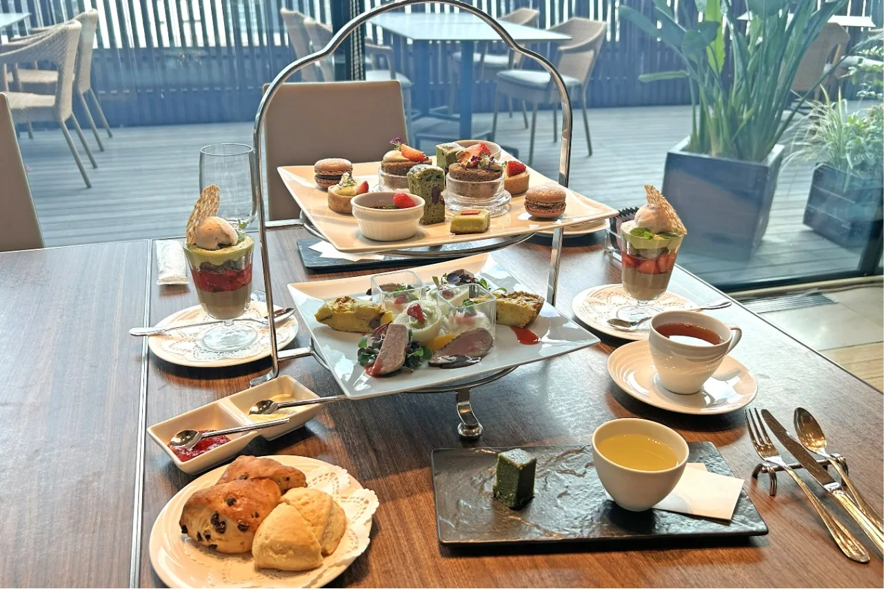 ▲「ポム・ダダン アフタヌーンティー “日本茶の香りと苺の彩（いろどり）”」