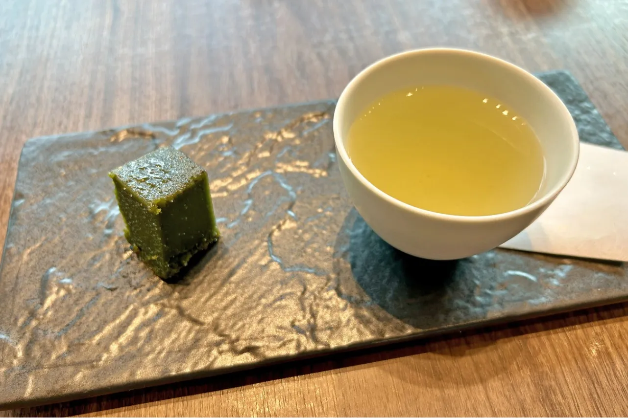 ▲「抹茶テリーヌのキャラメリゼ 玉露とともに」