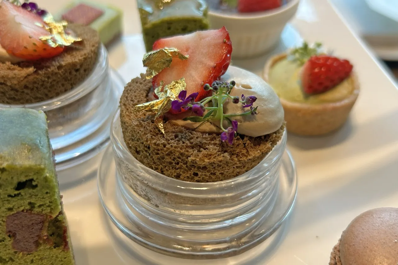 ▲「ほうじ茶と苺のロールケーキ」