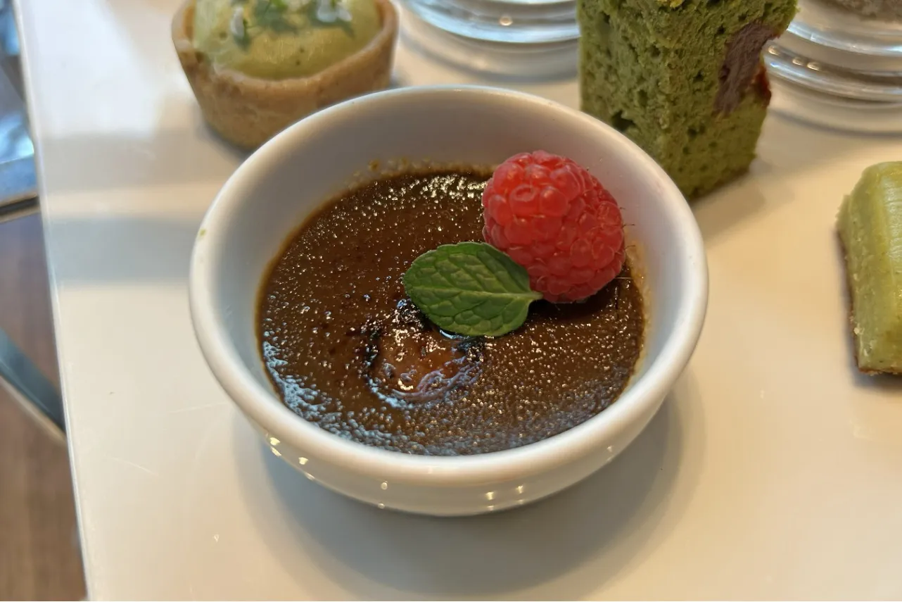 ▲「ほうじ茶と苺のクレームブリュレ」