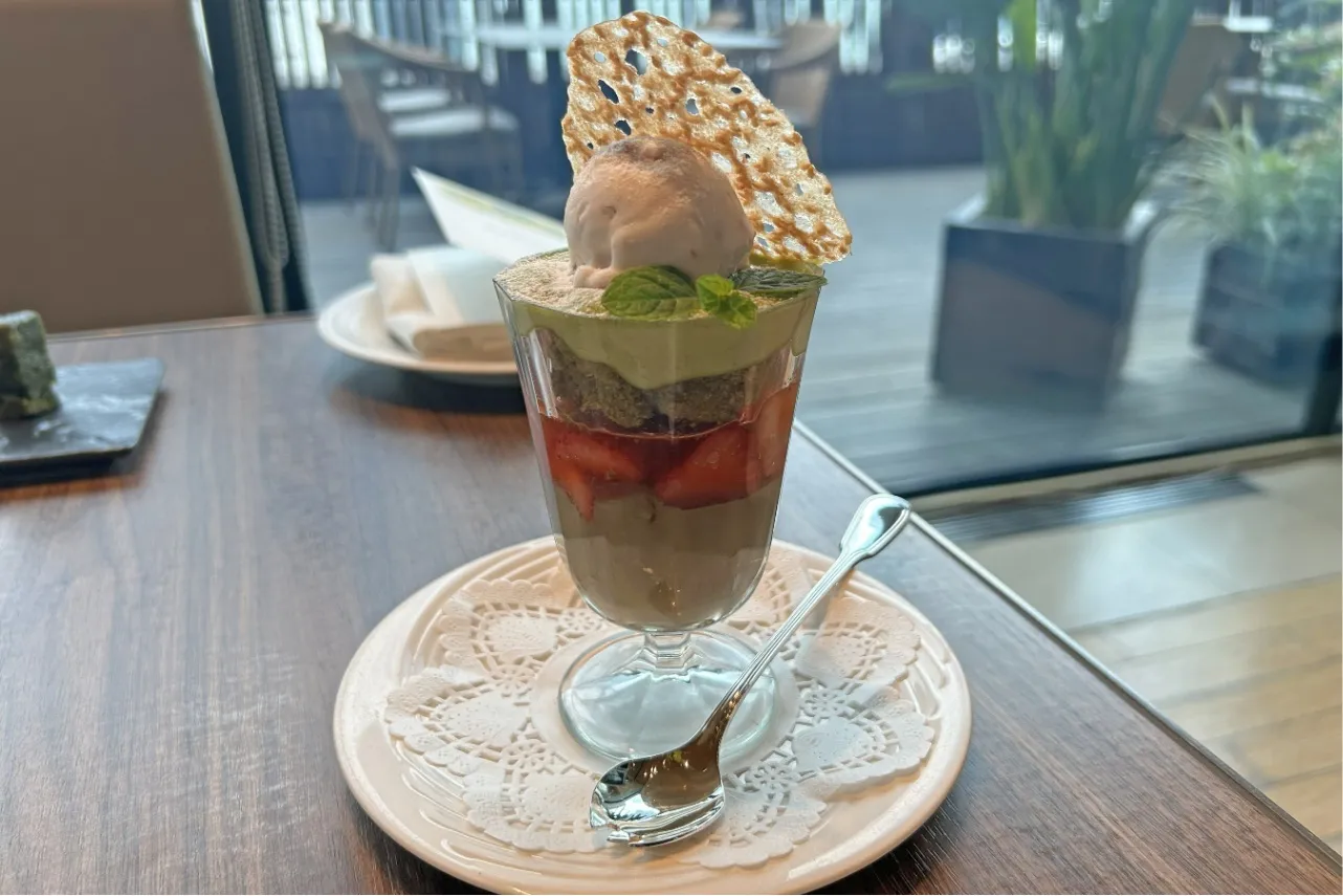 ▲「ほうじ茶プリンと苺のコンフィチュール　煎茶エスプーマのパフェ」（別途＋1,000円）