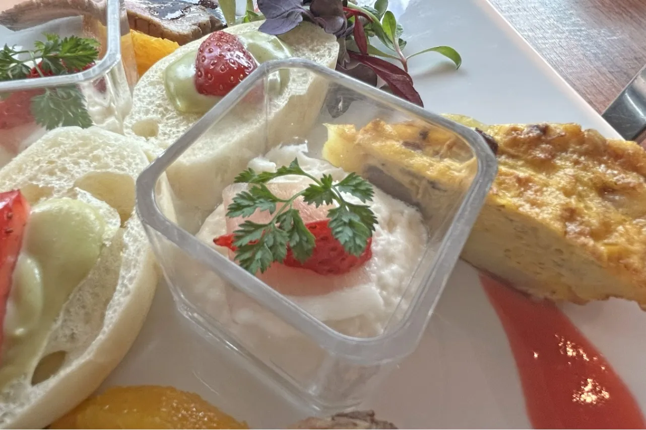 ▲「新玉ねぎのババロアと生ハム　苺とともに」