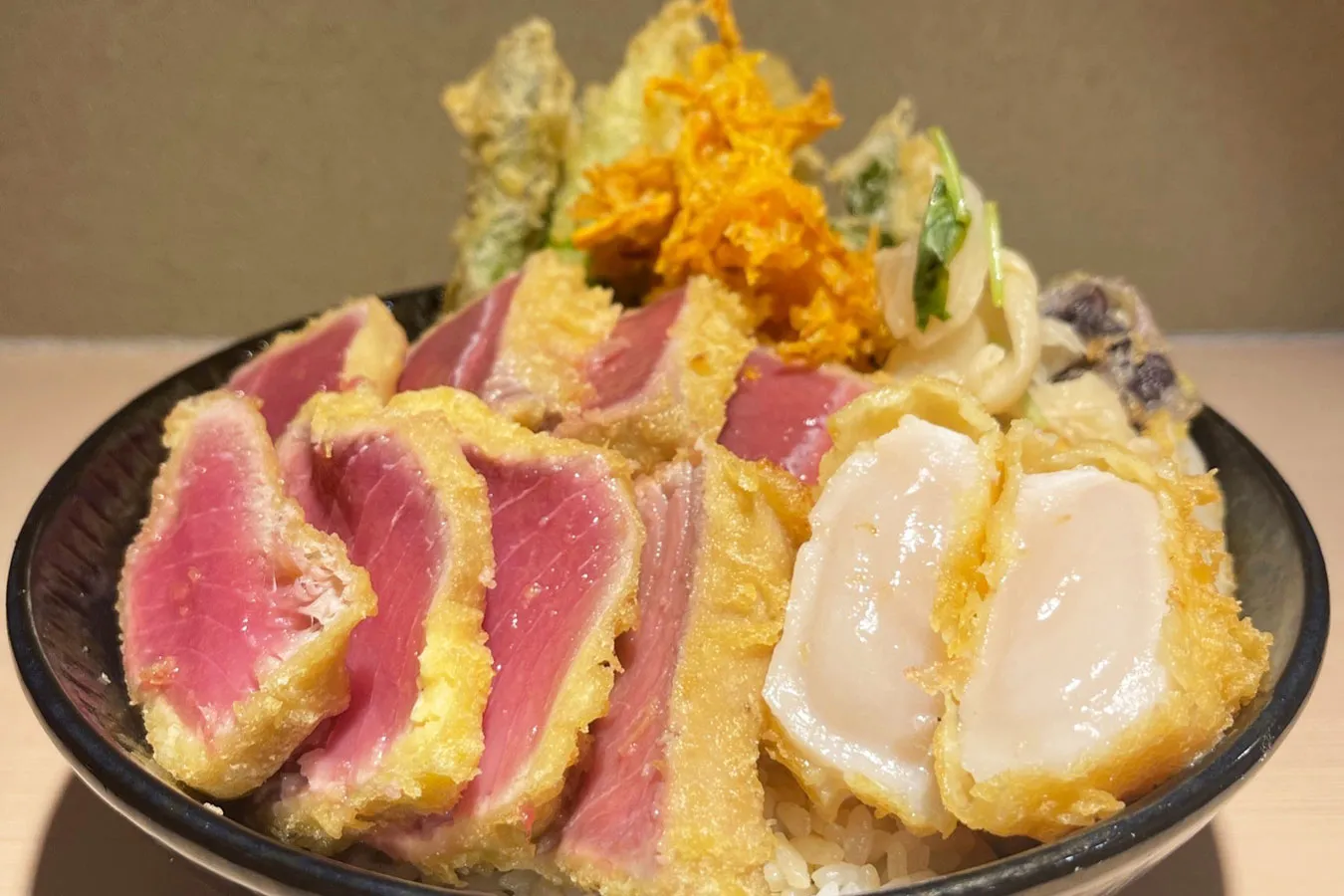 ▲「海鮮レア天丼 特上」（2,860円）