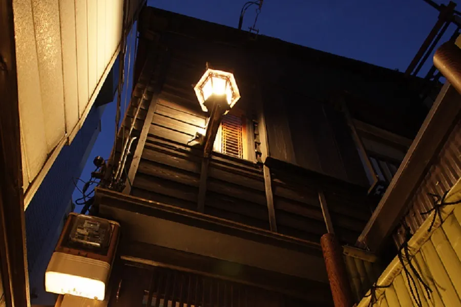 【神楽坂】屋根裏個室に看板無しなど“お忍びデート”に使いたい大人カップル向けバー3選