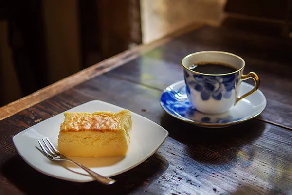 珈琲と読書と音楽と、名づけようのないもの／トムネコゴ【カフェマニア川口葉子連載Vol.6】