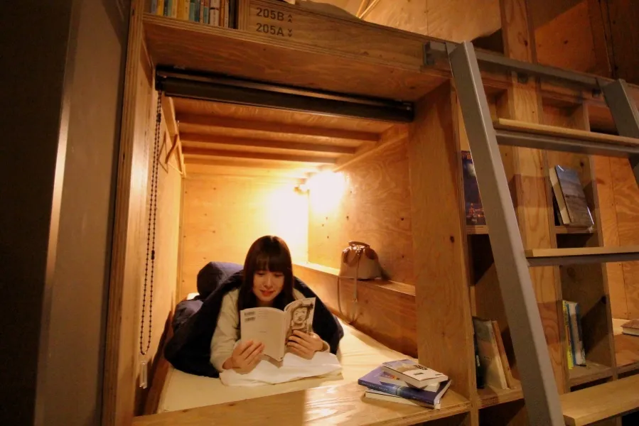 1泊2,800円～「本だらけのホステル」で1000冊読み放題！ビール飲みながら滞在ってもう最高すぎる！
