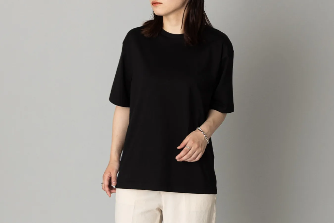 ▲コットン100％「パックTシャツ　6,930円」。超長綿を「精紡交撚甘撚り」という方法で紡いでおり、なめらかな肌触りと光沢を持ちあわせる