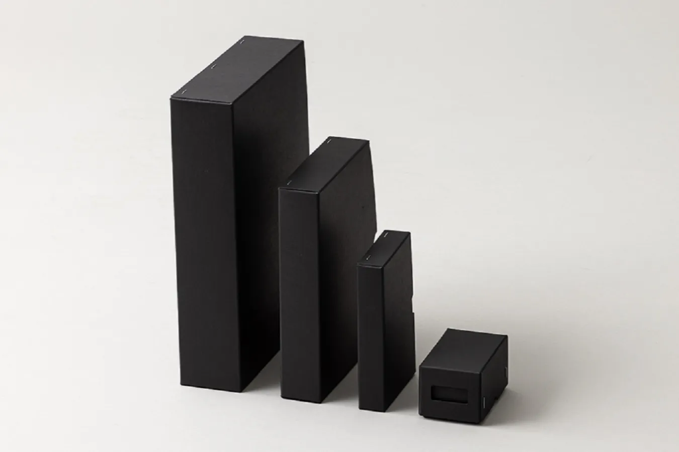 ▲「収納ボックス STOCKシリーズ 」（A4ホルダー1,700円/A5ホルダー1,320円/ポストカードホルダー715円/名刺ホルダー600円）