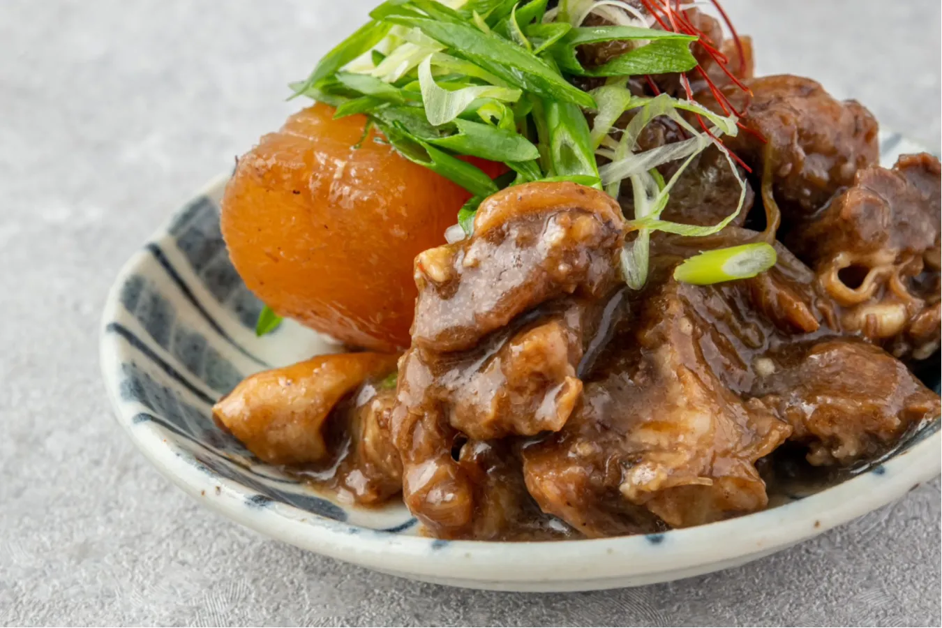▲「香辛料香る牛すじ大根」（580円）
