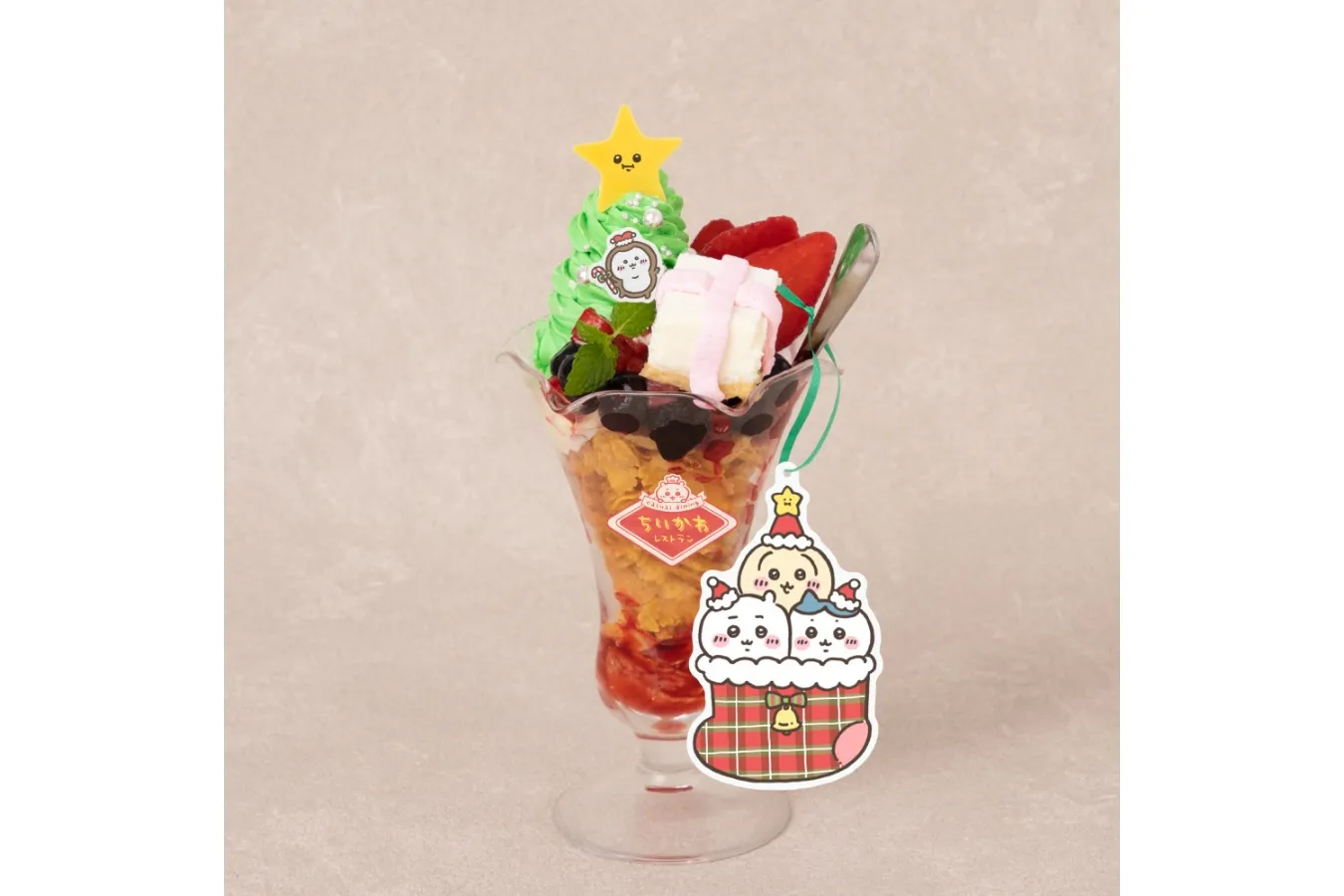 ▲「ちいかわのクリスマスッ!!!パフェ」（1,540円）提供期間：11/16～12/25