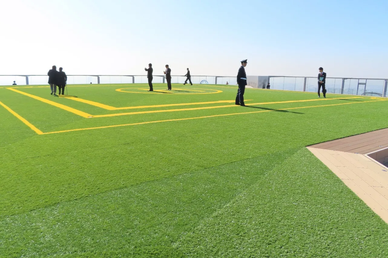 ▲人工芝の中心はヘリポートにもなっている