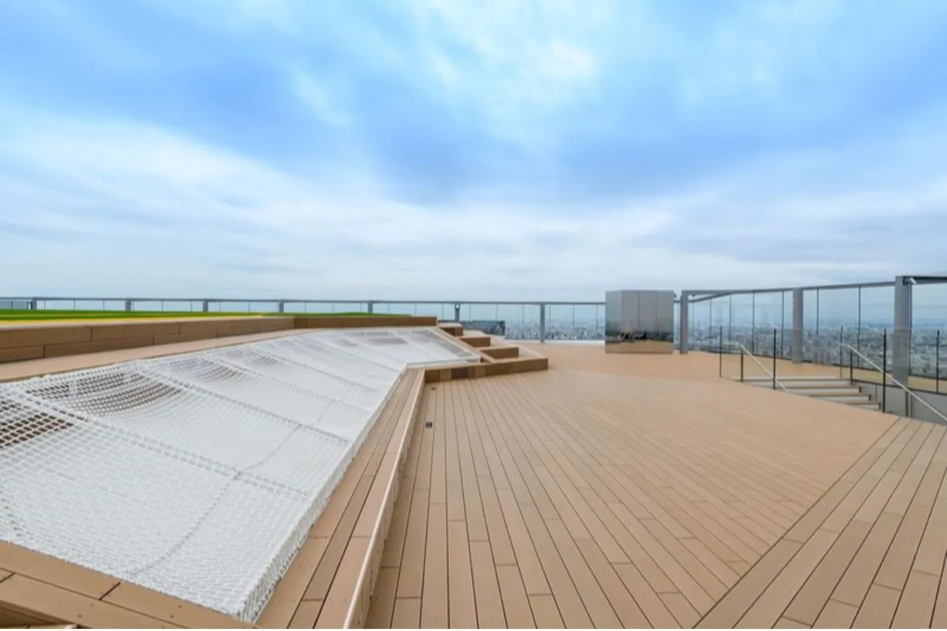 ▲寝そべって空を見上げられる「CLOUD HAMMOCK」（写真提供：渋谷スクランブルスクエア）