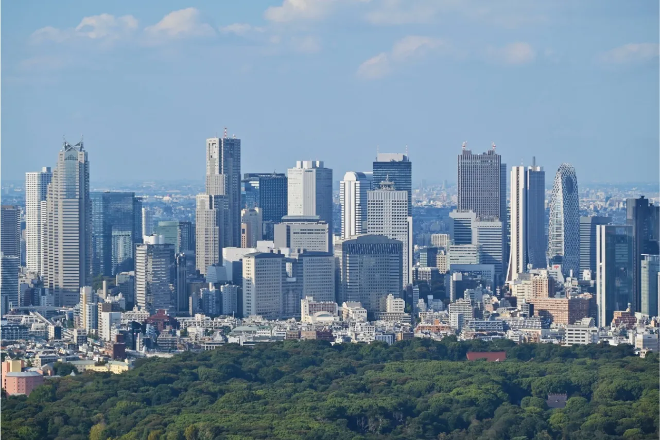 ▲新宿には個性的な形状のビルが立ち並んでいる