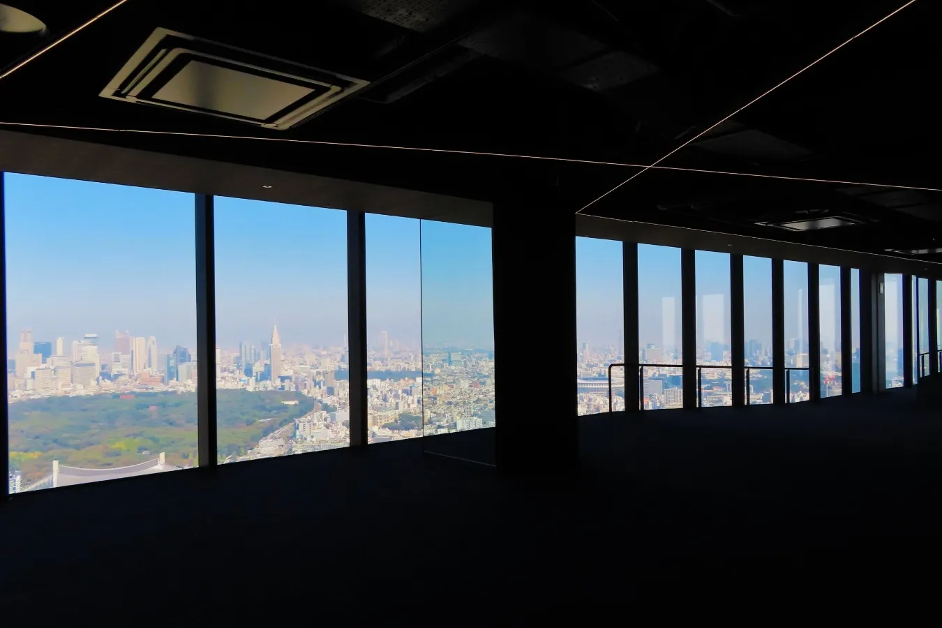 ▲映画のフィルムのような屋内展望回廊「SKY GALLERY」の窓