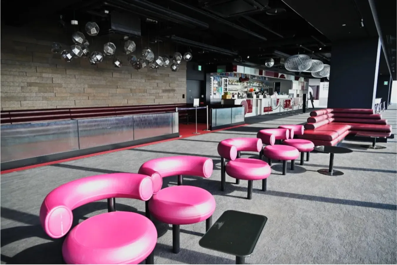 ▲レトロモダンな雰囲気が素敵な「Paradise Lounge」