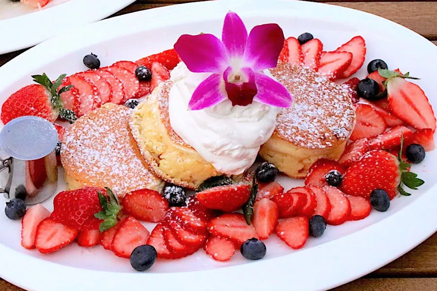 苺やフルーツてんこ盛り！関東初出店のハワイのパンケーキが豪華すぎて女子が夢中だった