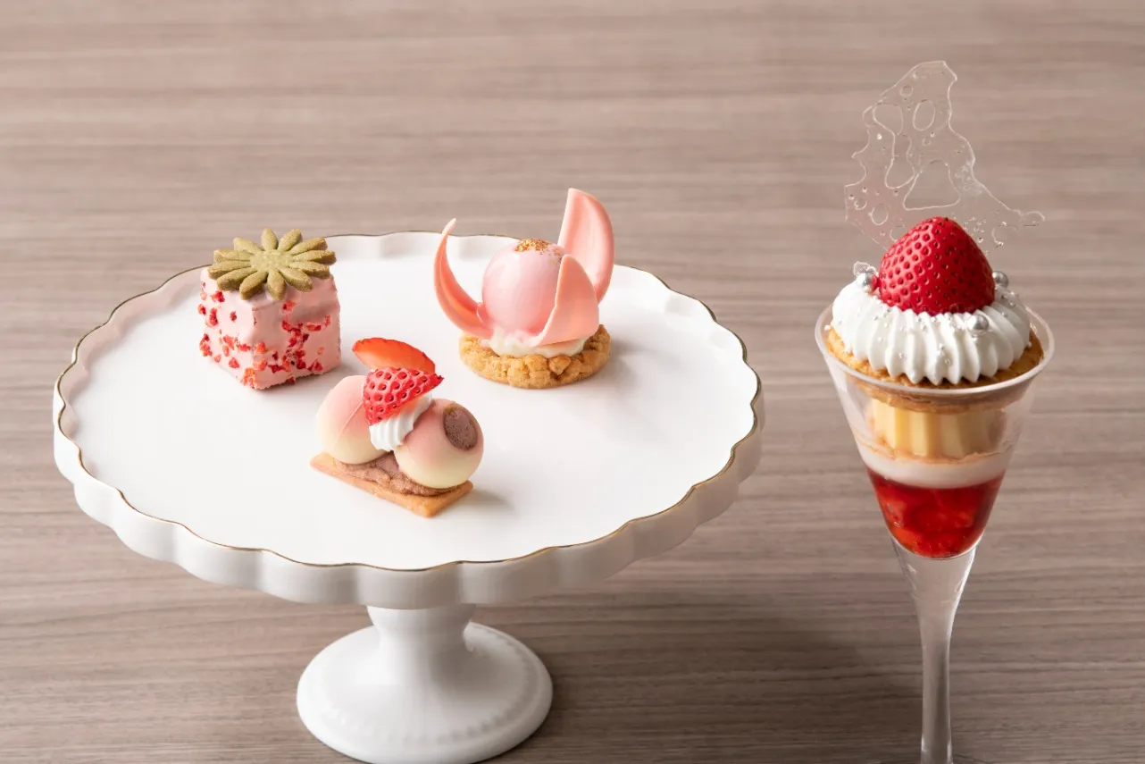 ▲左から「ストロベリージャムのブラウニーキューブ」、「苺とキャラメルガナッシュのチョコレート」、「ライム香る苺のムースとクランブルクッキー」、「ローズヒップ＆ハイビスカスティーゼリーとプリンのストロベリーパフェ」
