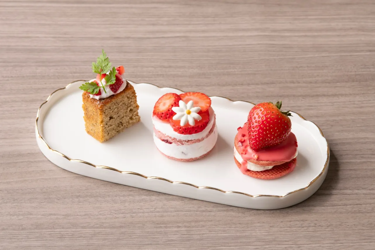 ▲左から「苺とアールグレイのパウンドケーキ」、「ストロベリーショートケーキ」、「苺のバタークリームサンドクッキー」