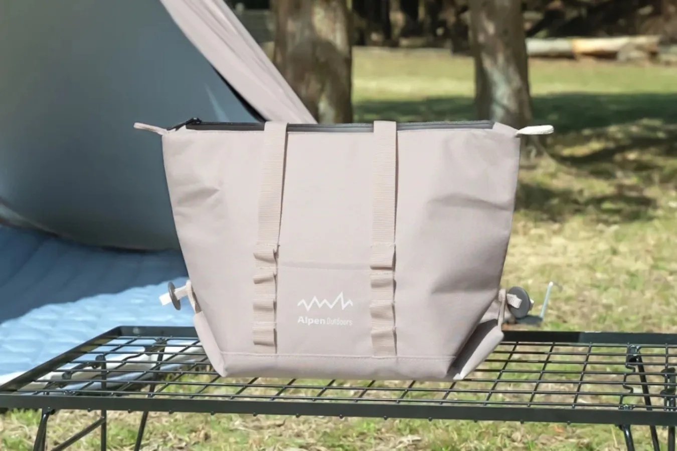 ▲【3スタンプ賞A】「Alpen Outdoors」薄型ソフトクーラー5(ベージュ)
