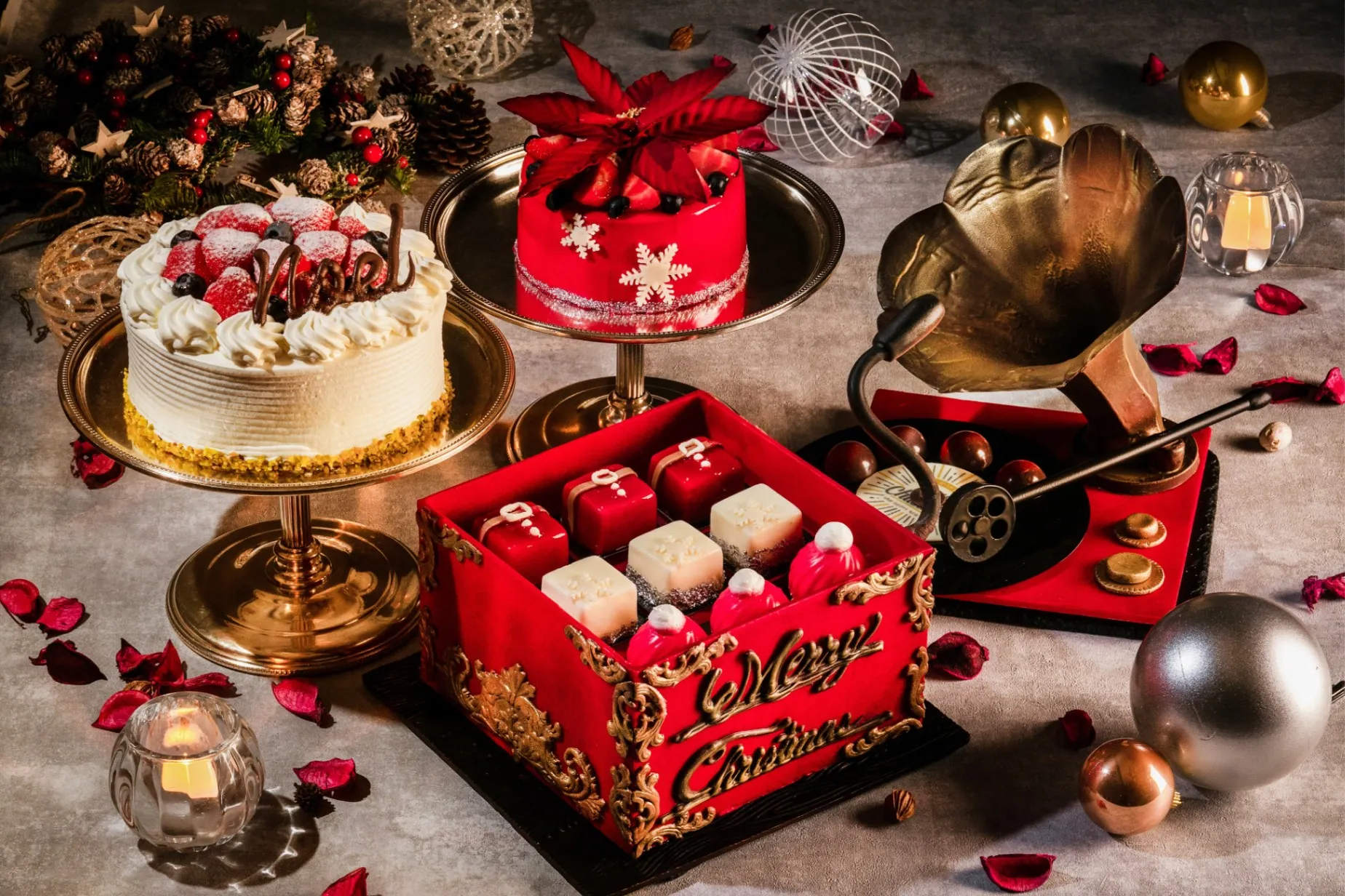 新横浜プリンスホテルの24年クリスマスケーキ！“蓄音機”ケーキ＆真っ赤